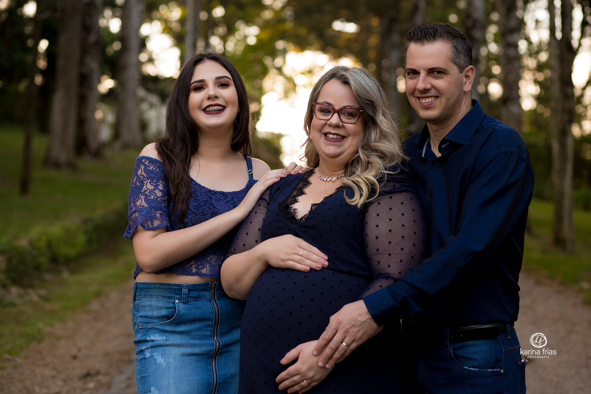 a familia sorri para a fotografa de gestante de caxias do sul, karina frias