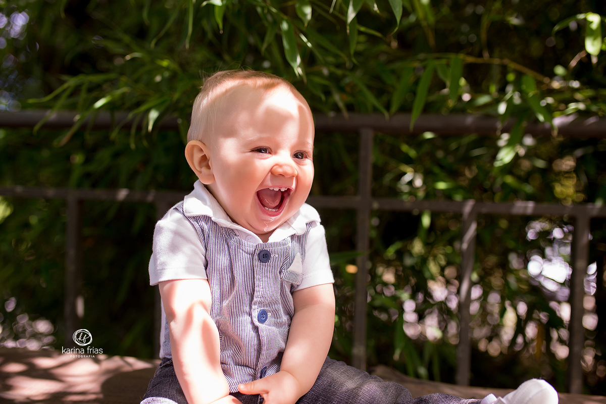 o menino sorri para a fotografa de familia de caxias do sul-rs, karina frias