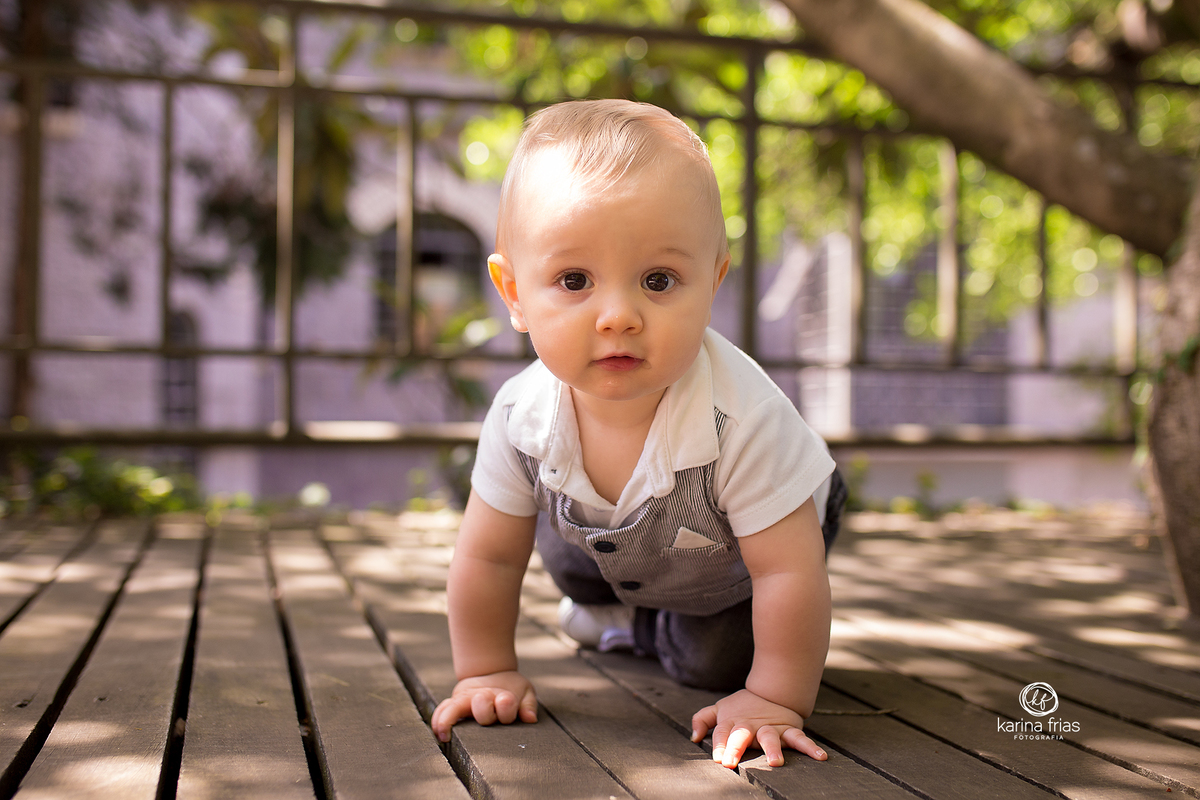 no ensaio infantil o menino engatinha