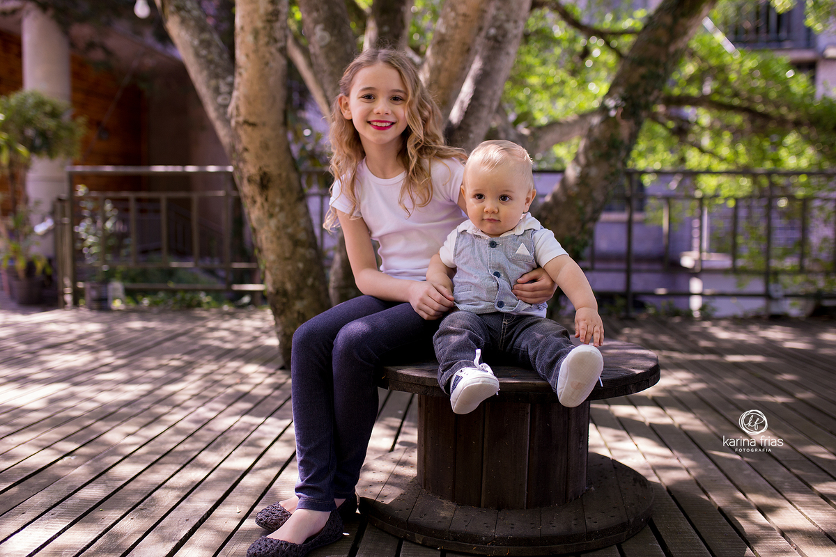 os irmãos posam juntos no ensaio de acompanhamento mensal