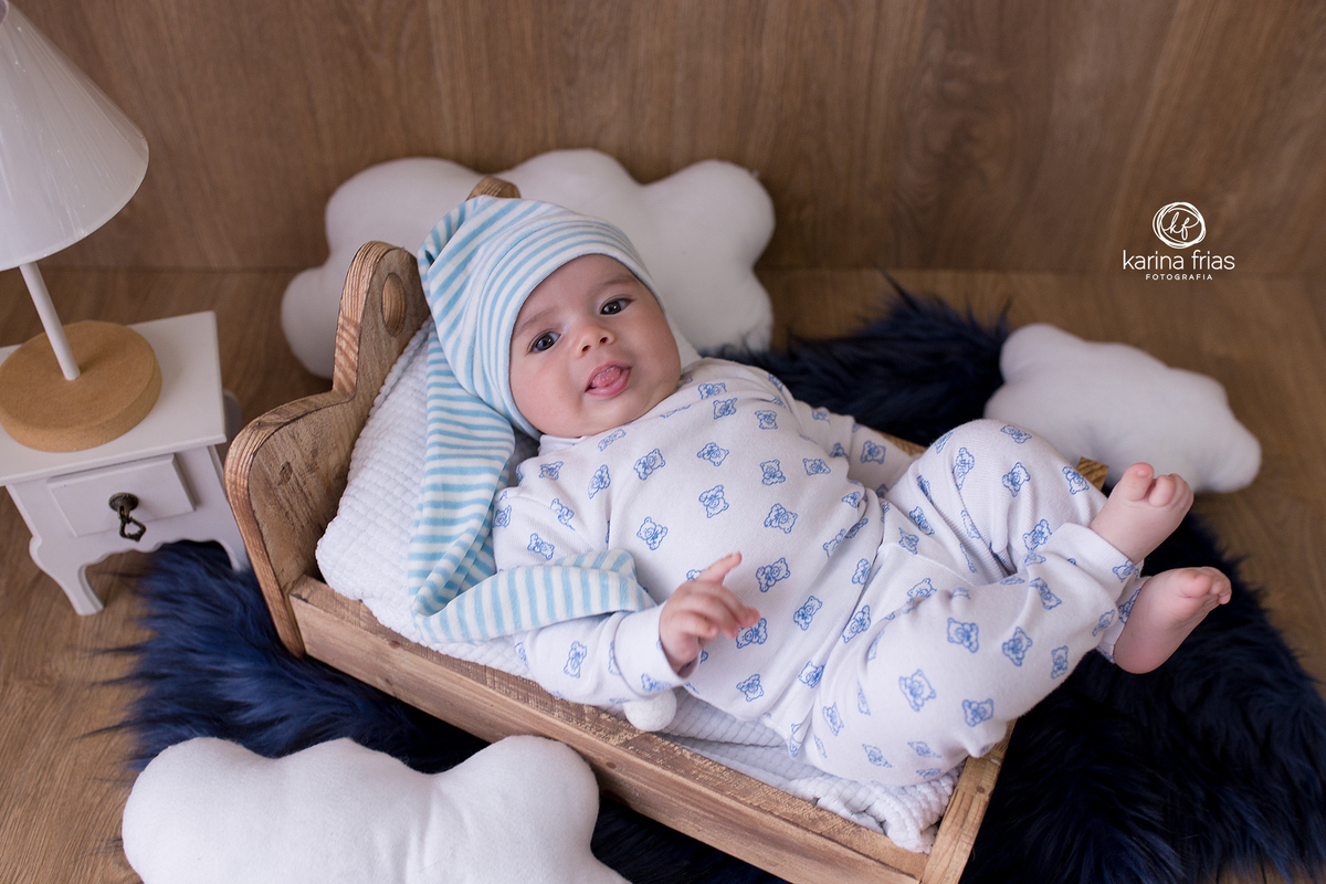o menino mostra a lingua durante acompanhamento mensal