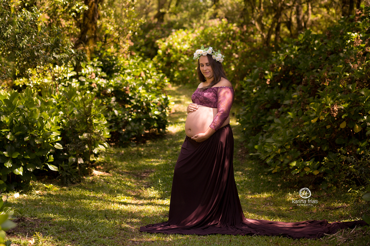 a gestante posa para a fotografa de gestante de caxias do sul, karina frias