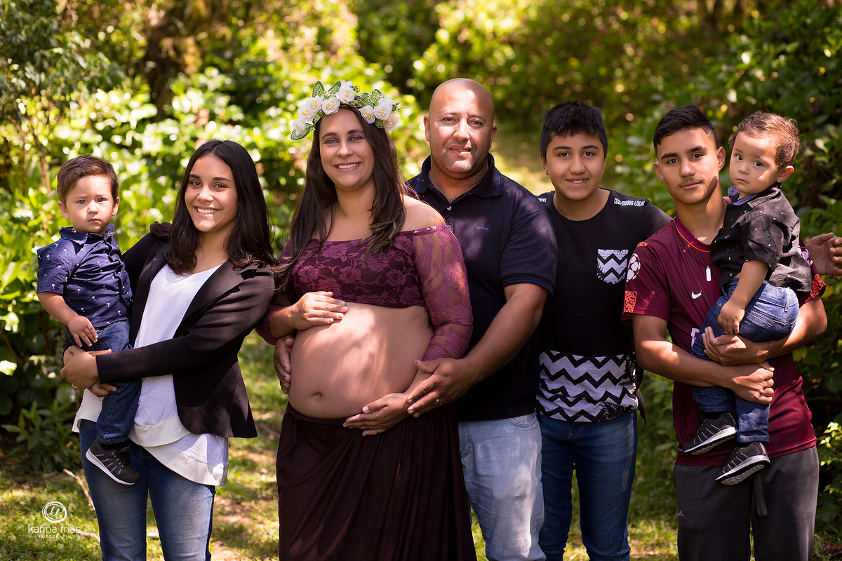 a familia toda posa nas fotos de gestante