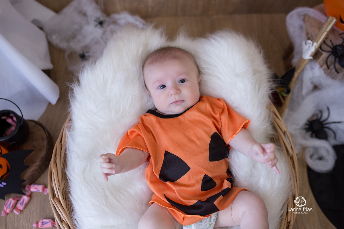 o bebe olha para a fotografa de caxias do sul, karina frias