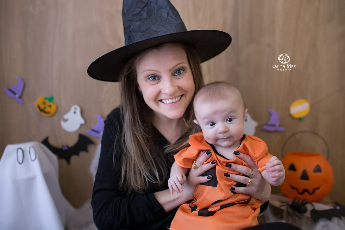 a mae posou com o filho durante as fotos mensais