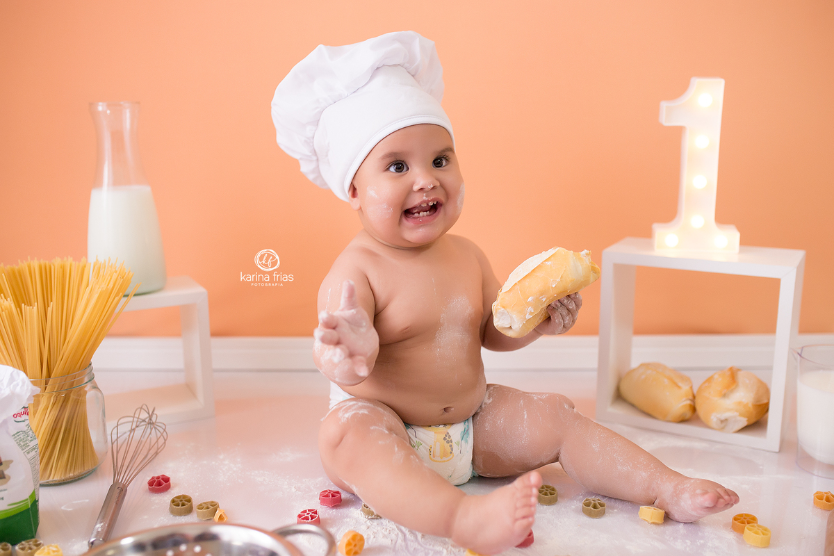 no ensaio de um ano, a menina pega o pão