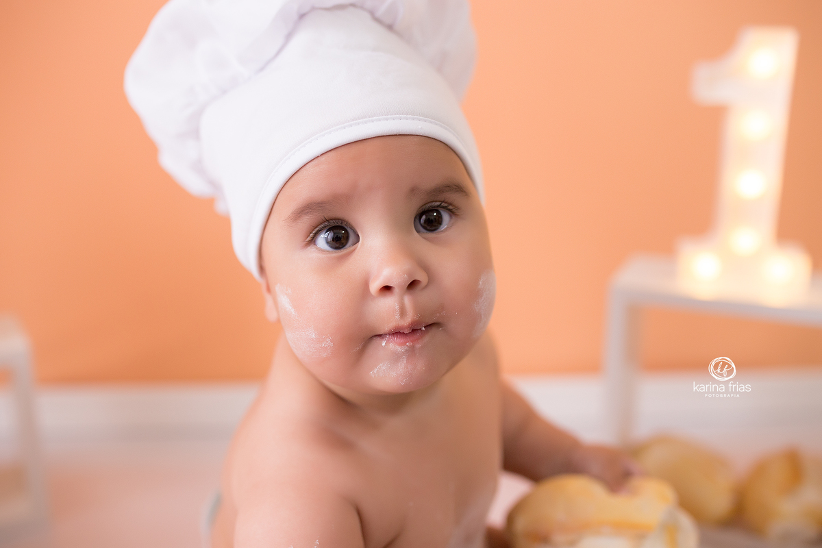 a menina olha para a fotografa de bebes de caxias do sul, karina frias