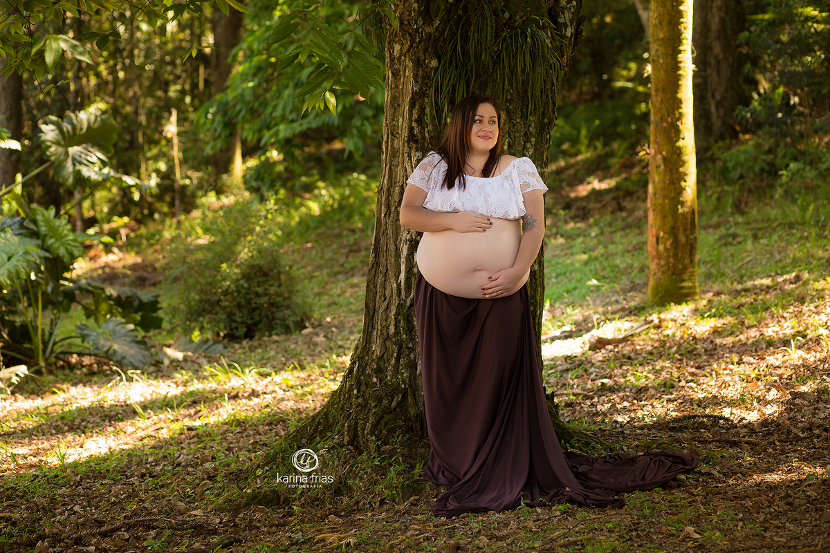 A MODELO POSA PARA A FOTOGRAFA DE GESTANTES DE CAXIAS DO SUL, KARINA FRIAS