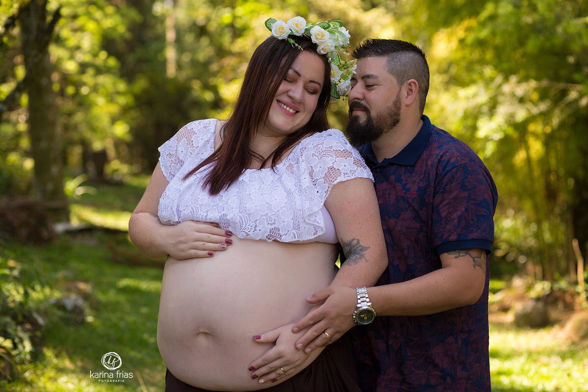 OS PAIS SE ABRAÇAM NO BOOK EXTERNO DE GESTANTE