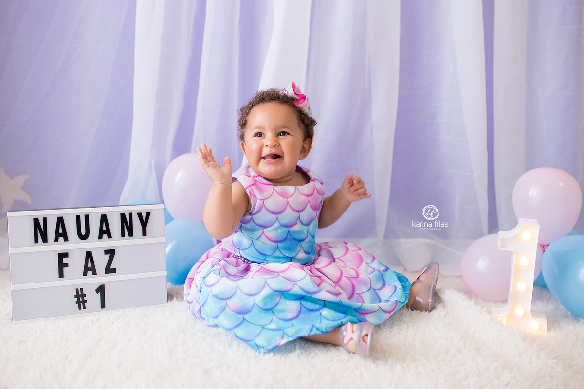 a menina sorri para a fotografa de bebes de caxias do sul, karina frias