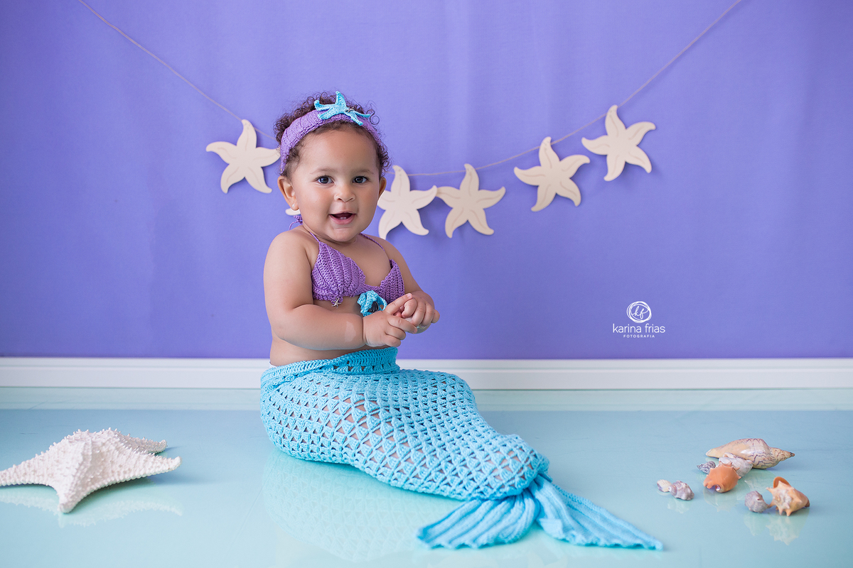 a menina esta vestida de sereia para as fotos mensais