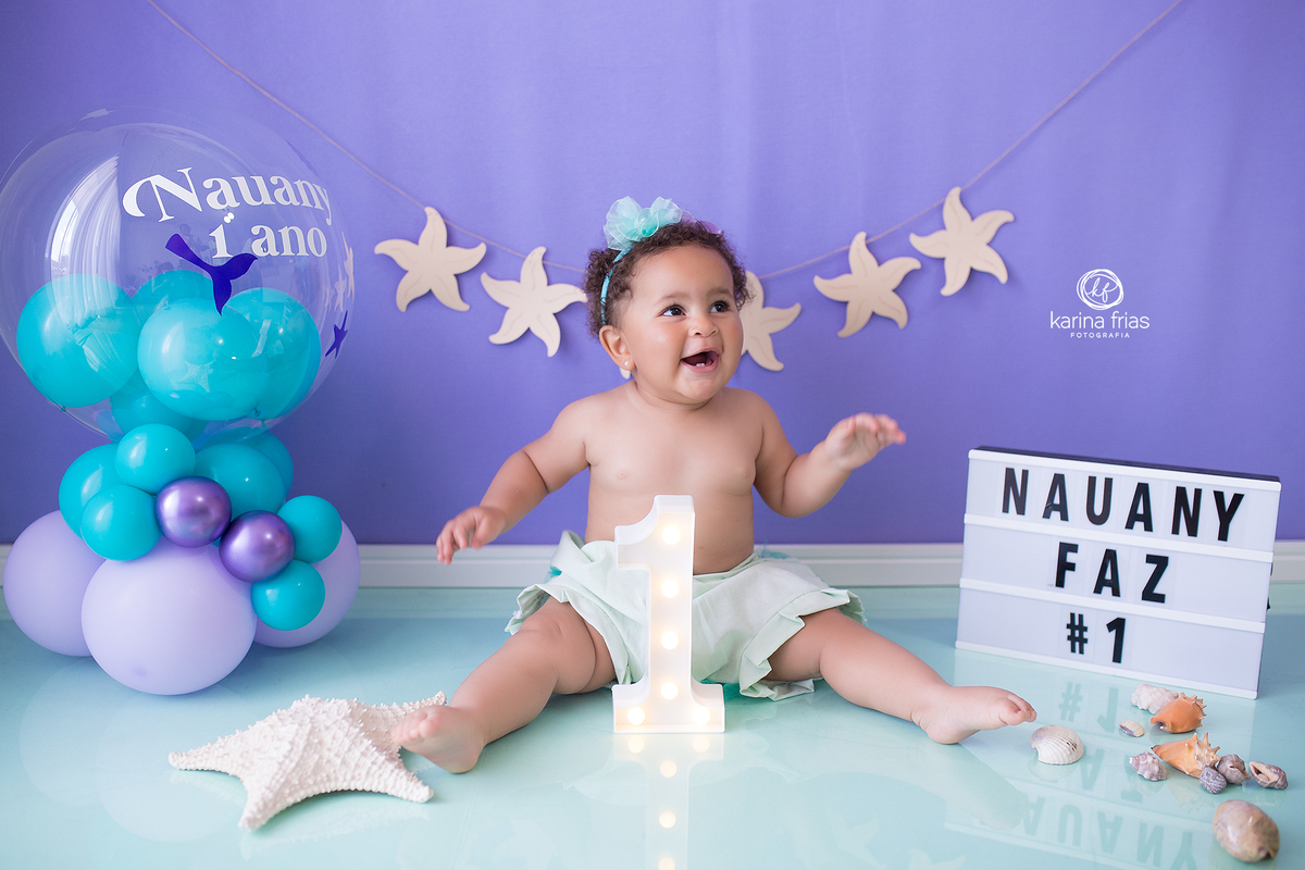 a menina esta feliz no ensaio infantil