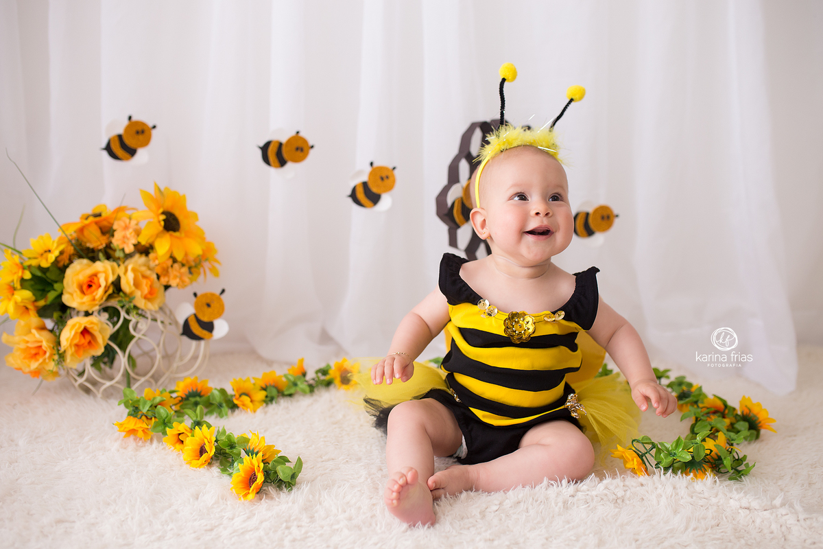 a bebe esta vestida de abelha para seu acompanhamento mensal