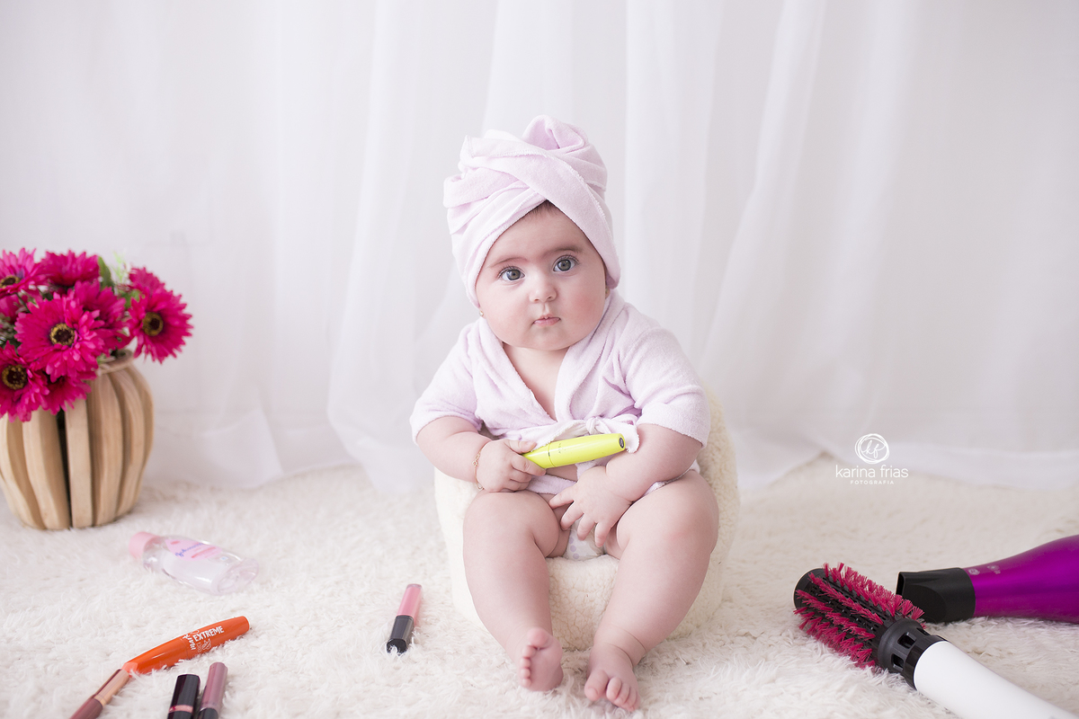 a menina sorri para a fotografa de bebes de caxias do sul, karina frias