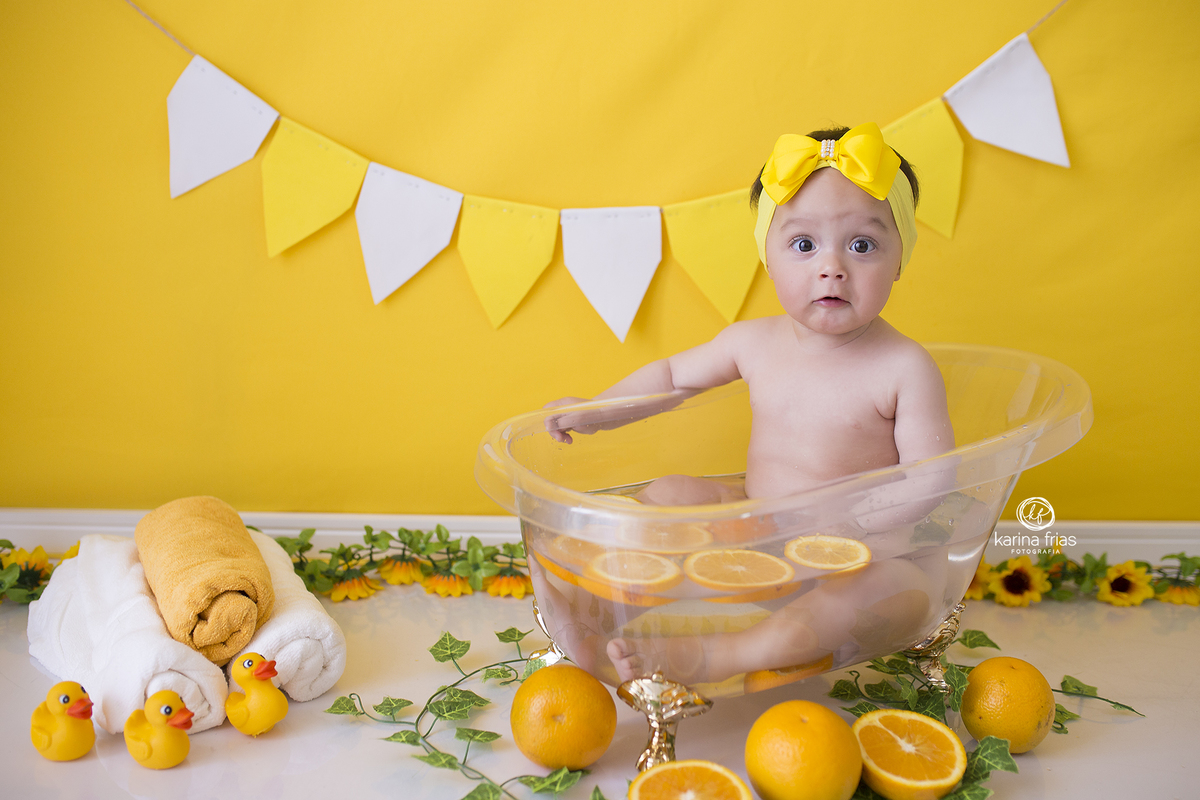 a menina esta na banheira para as fotos do seu acompanhamento mensal