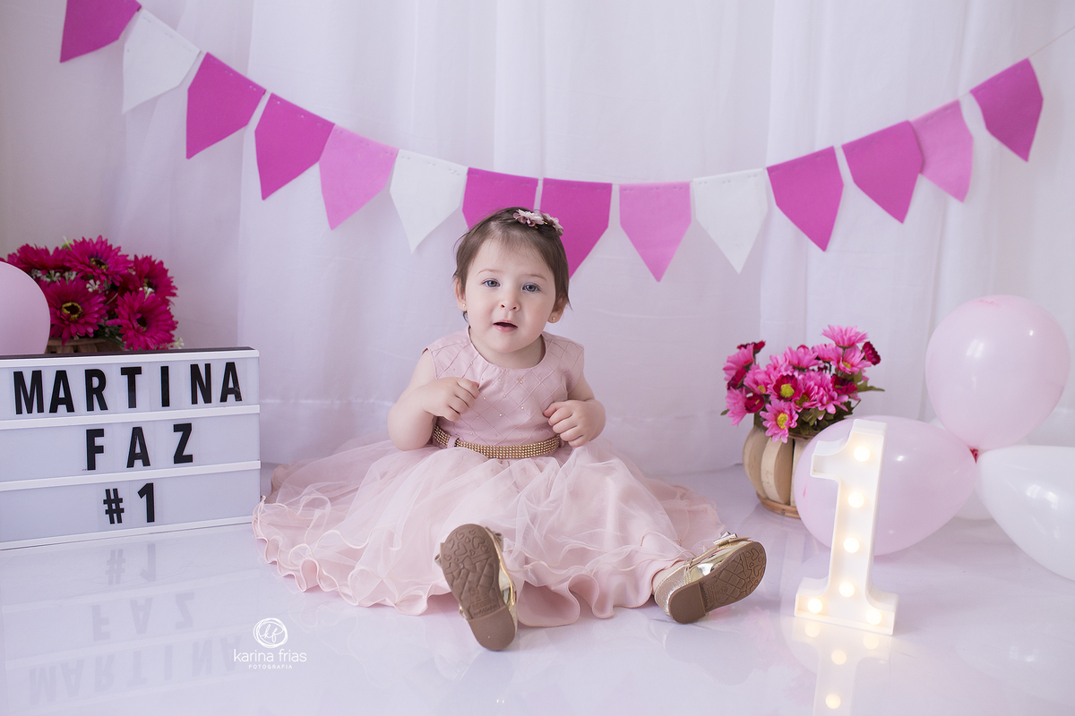 a menina sorri para as fotos