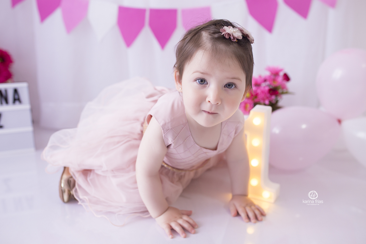 no ensaio infantil a bebe engatinha