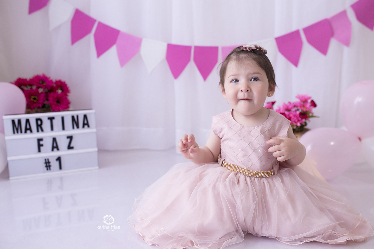 a menina posa para a o ensaio smash