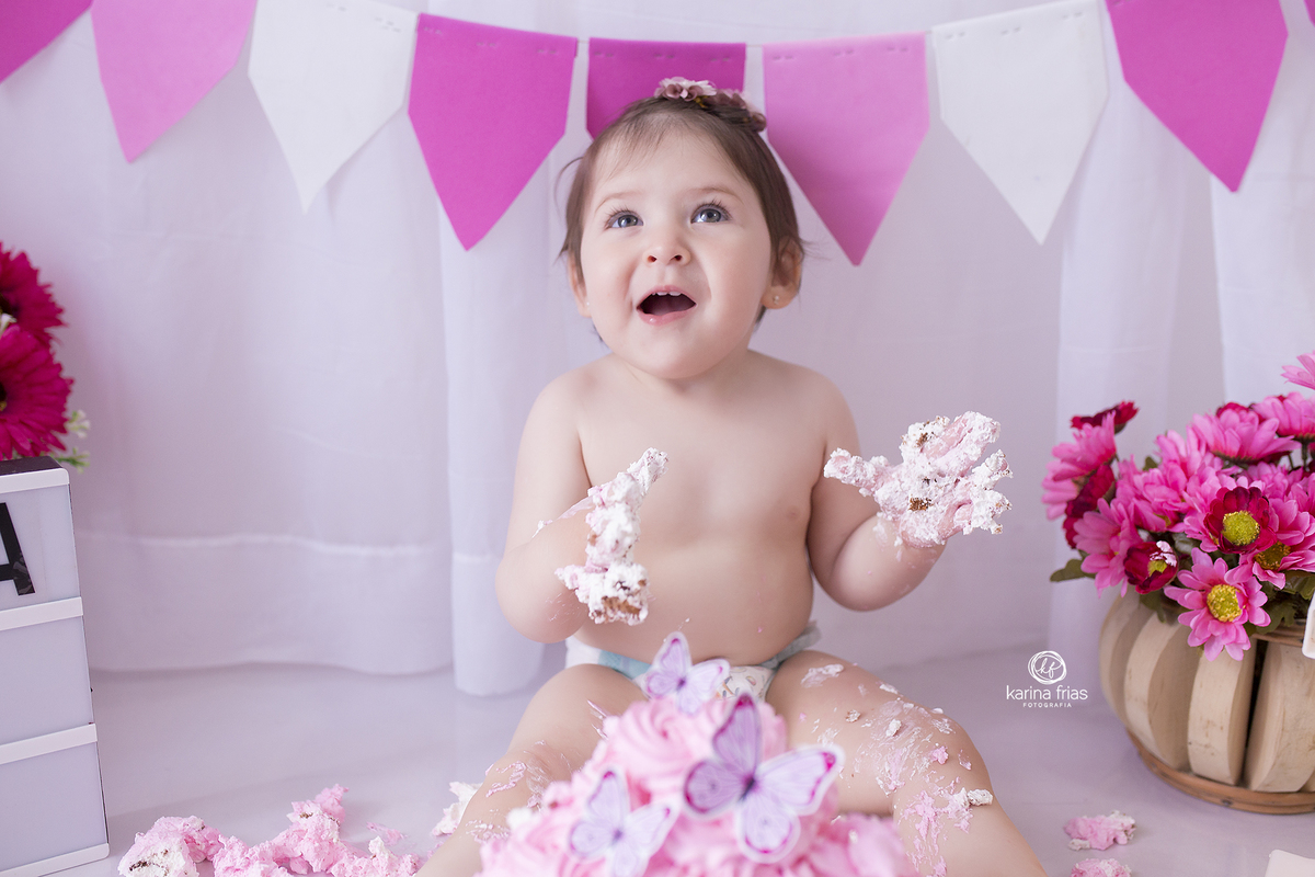 a menina bate palmas durante sessão de fotos