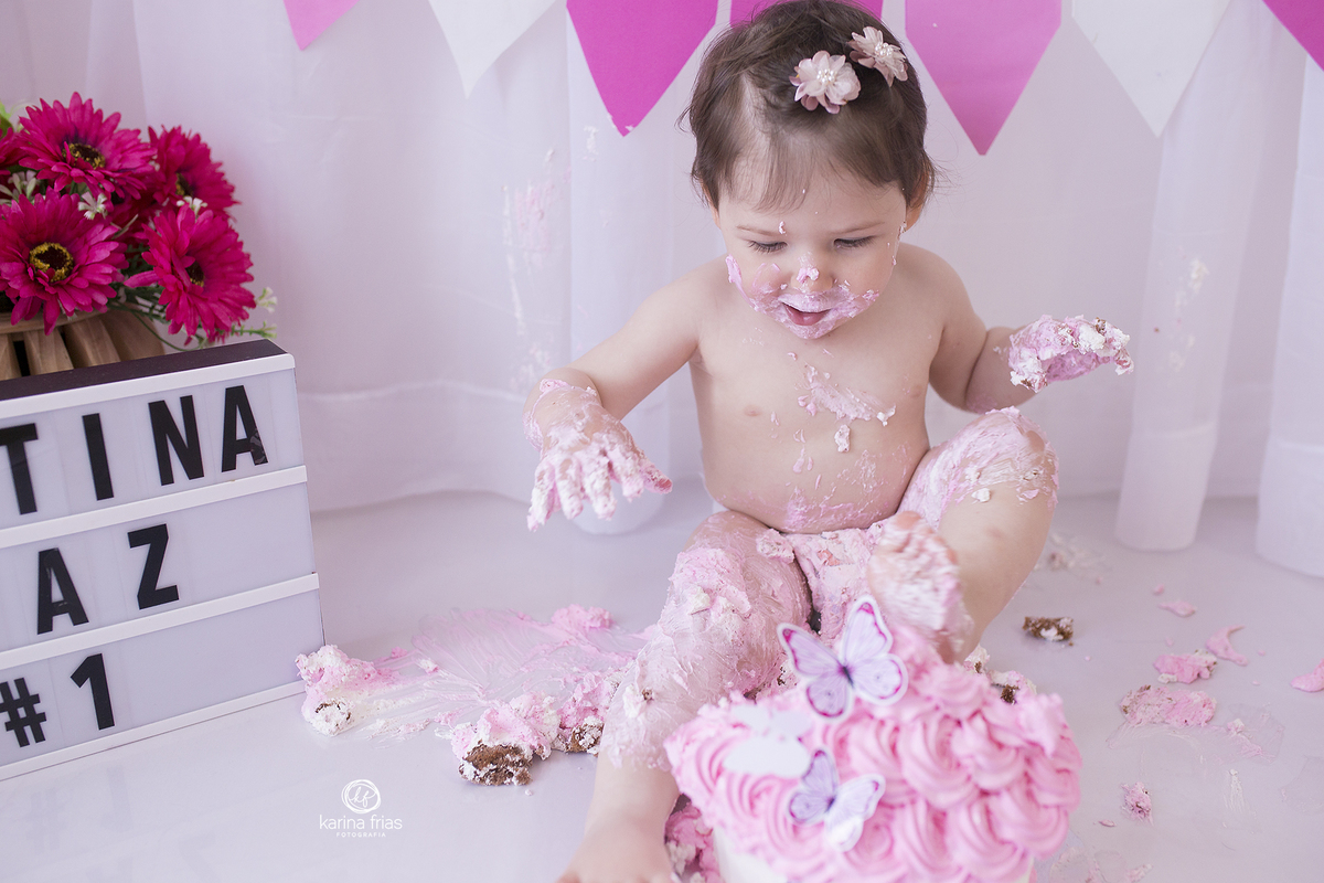 a menina pisa no bolo no ensaio smash the cake em caxias do sul-rs