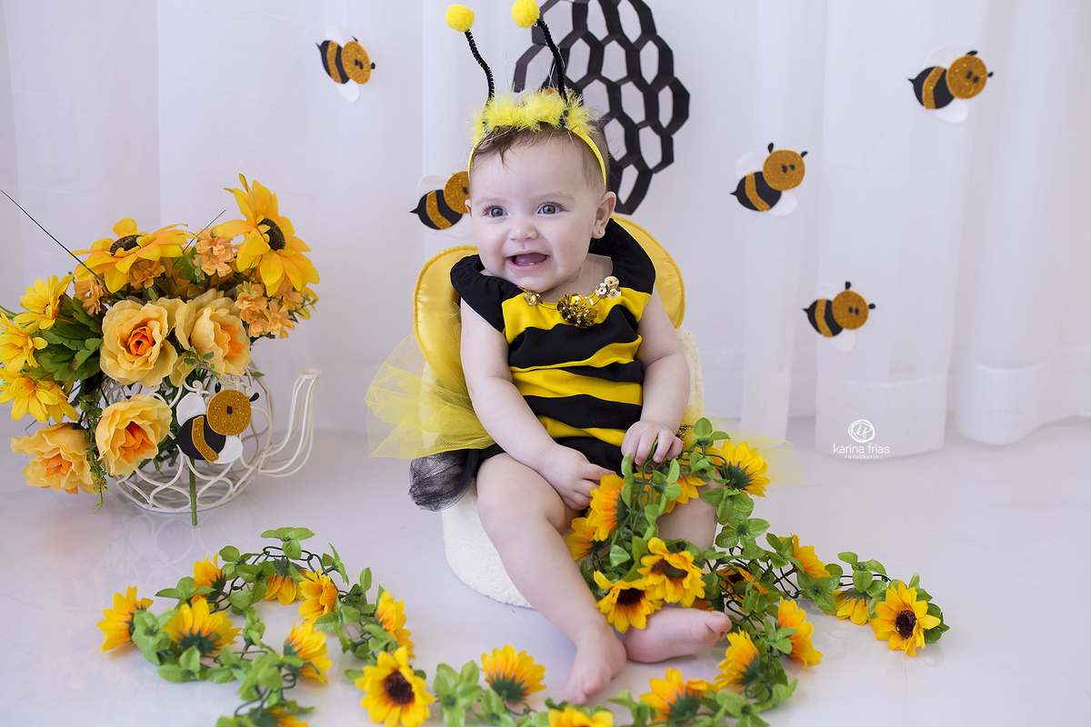 a menina sorri no ensaio de acompanhamento mensal