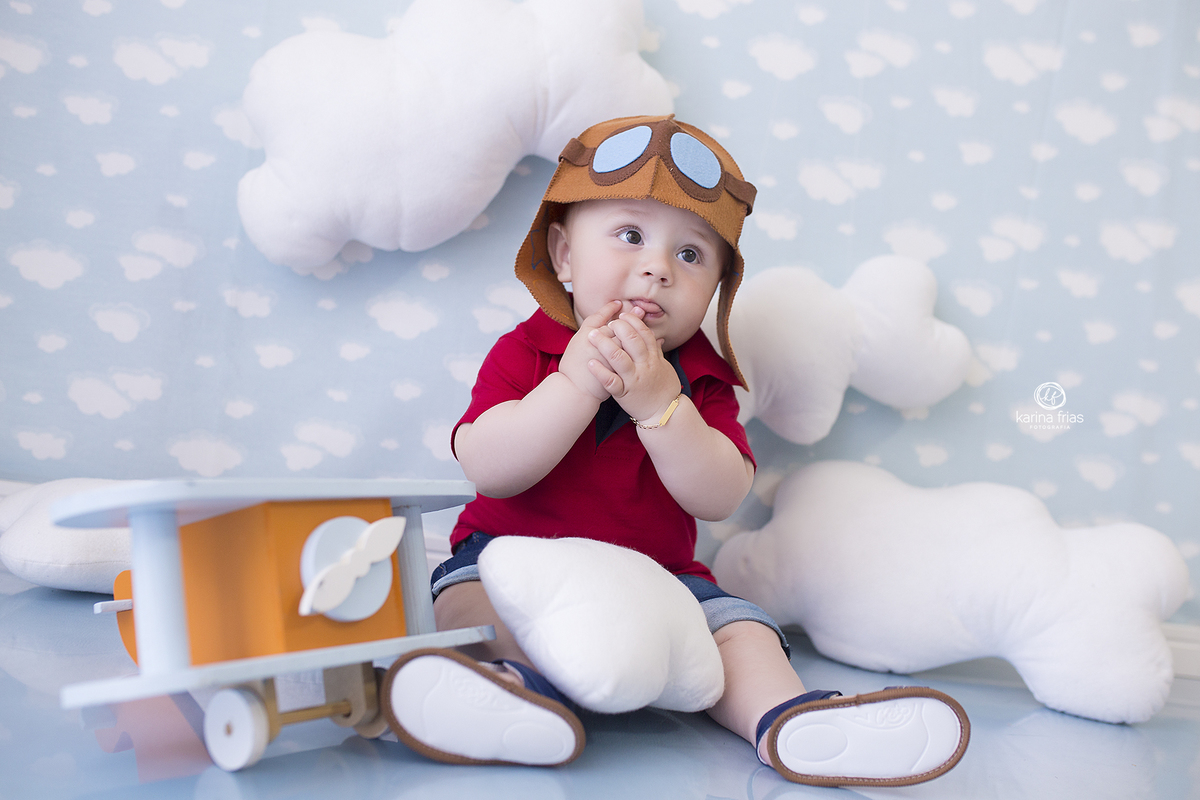 o menino poe as maos na boca durante ensaio de acompanhamento mensal