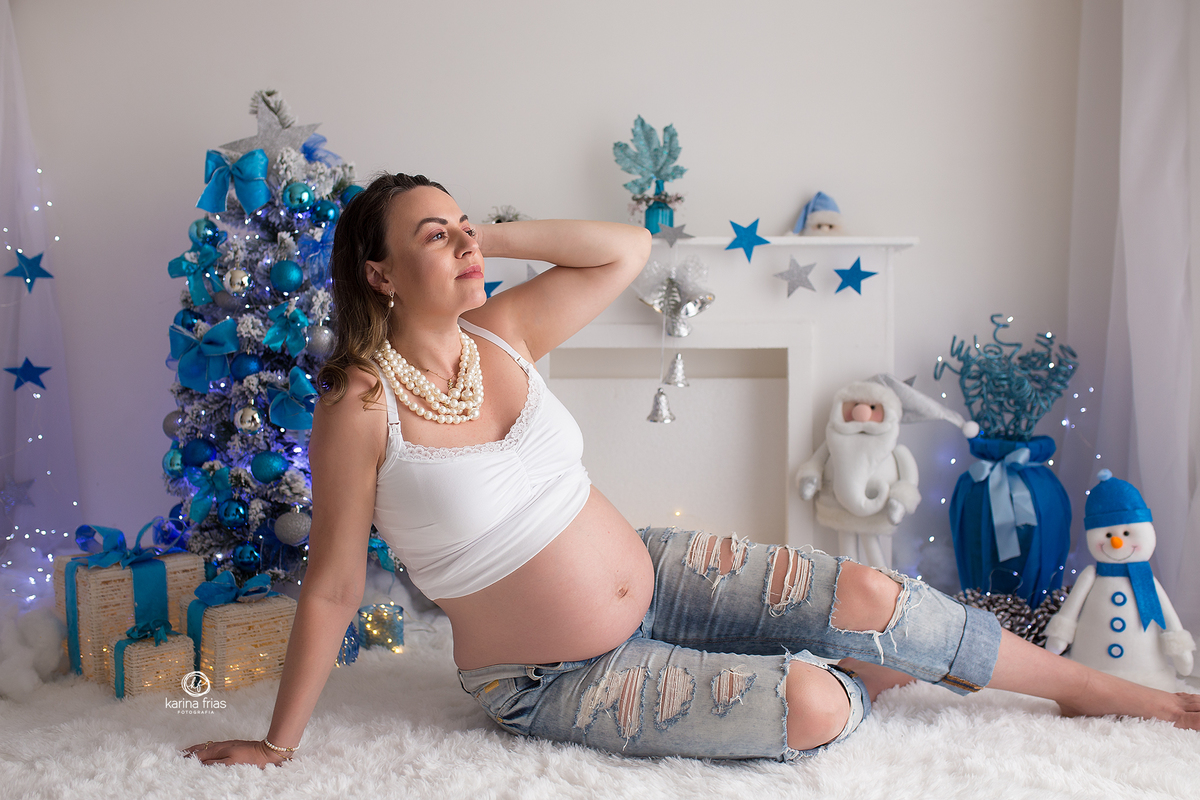 no ensaio de natal, a gestante olha para a janela