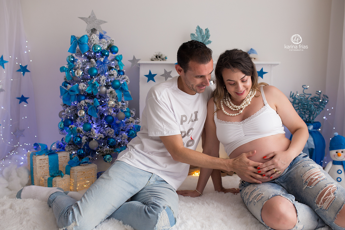 os pais olham para a barriga da gestante