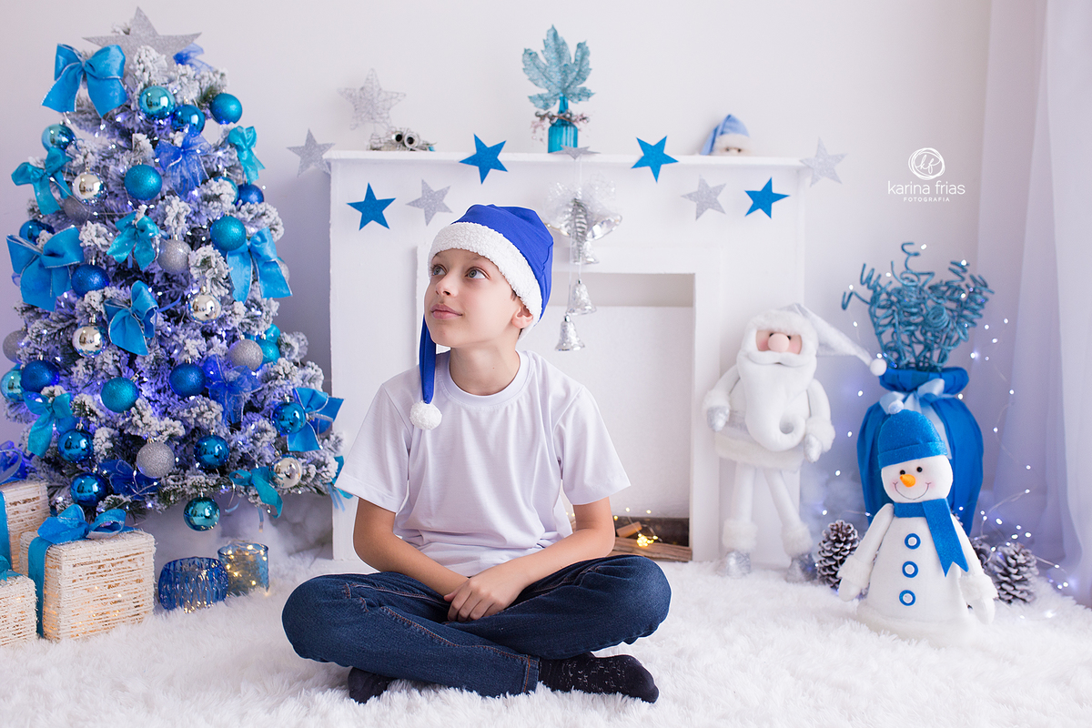 o menino olha para o lado nas fotos de natal