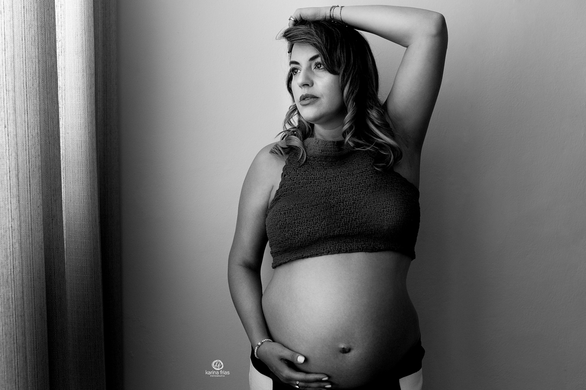 a gestante posa nas fotos internas