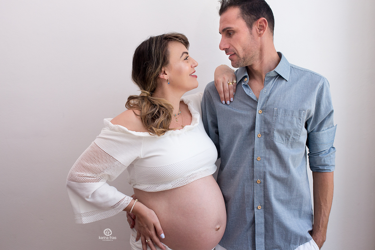 os pais se olham durante sessão de gestante