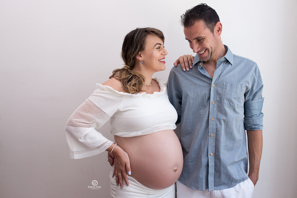 no ensaio de gestante os modelos sorriem