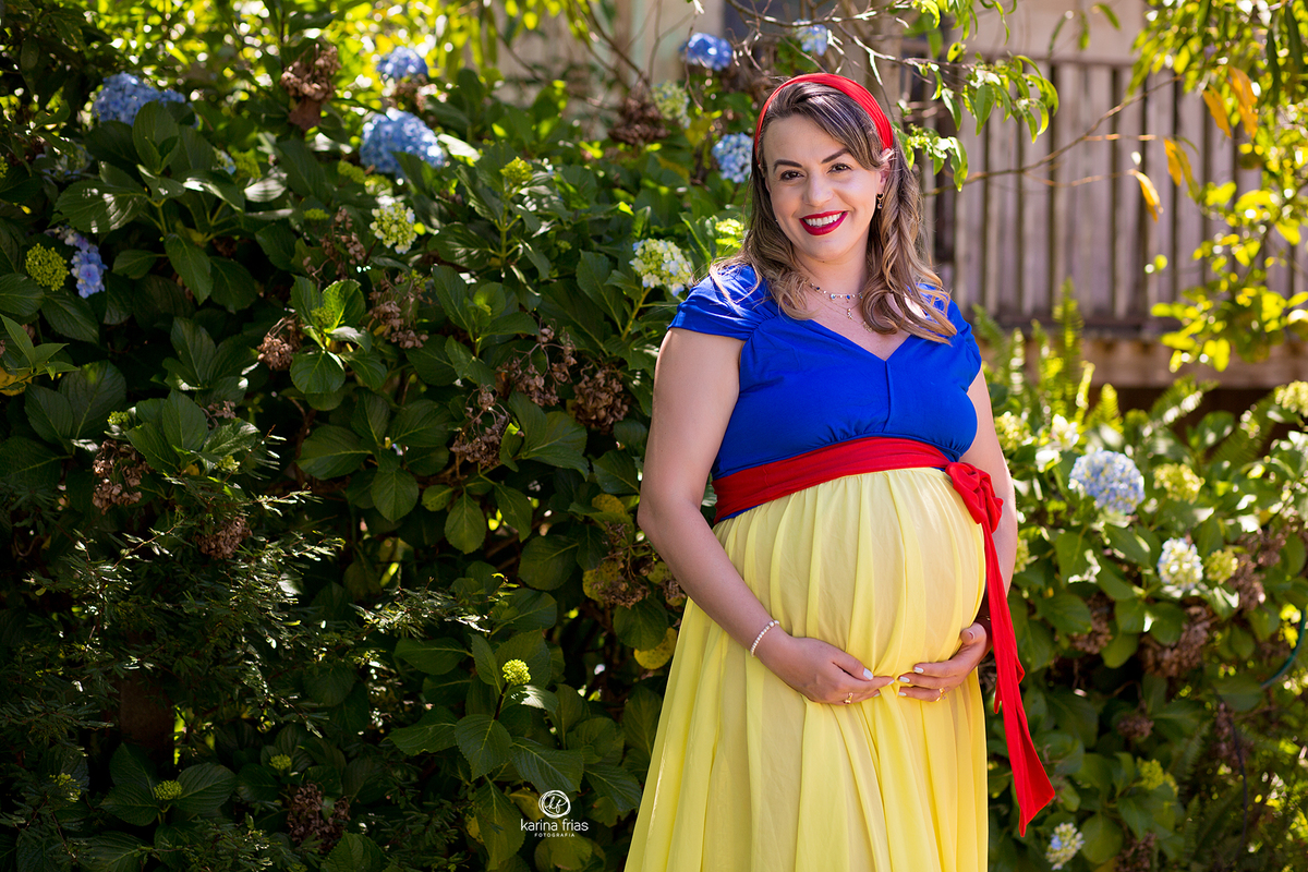 a modelo vestiu a roupa de branca de neve