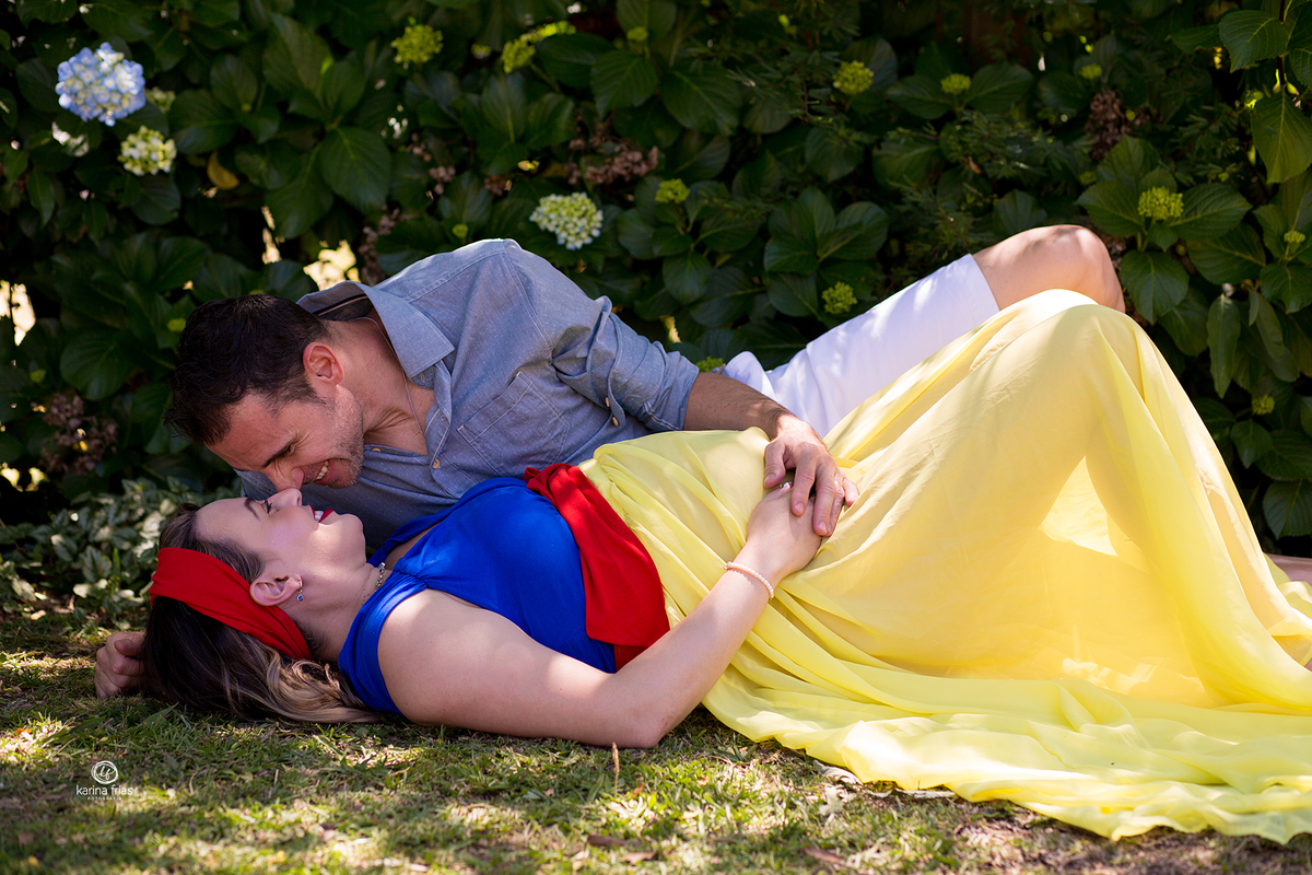 os pais brincam durante sessão de gestante