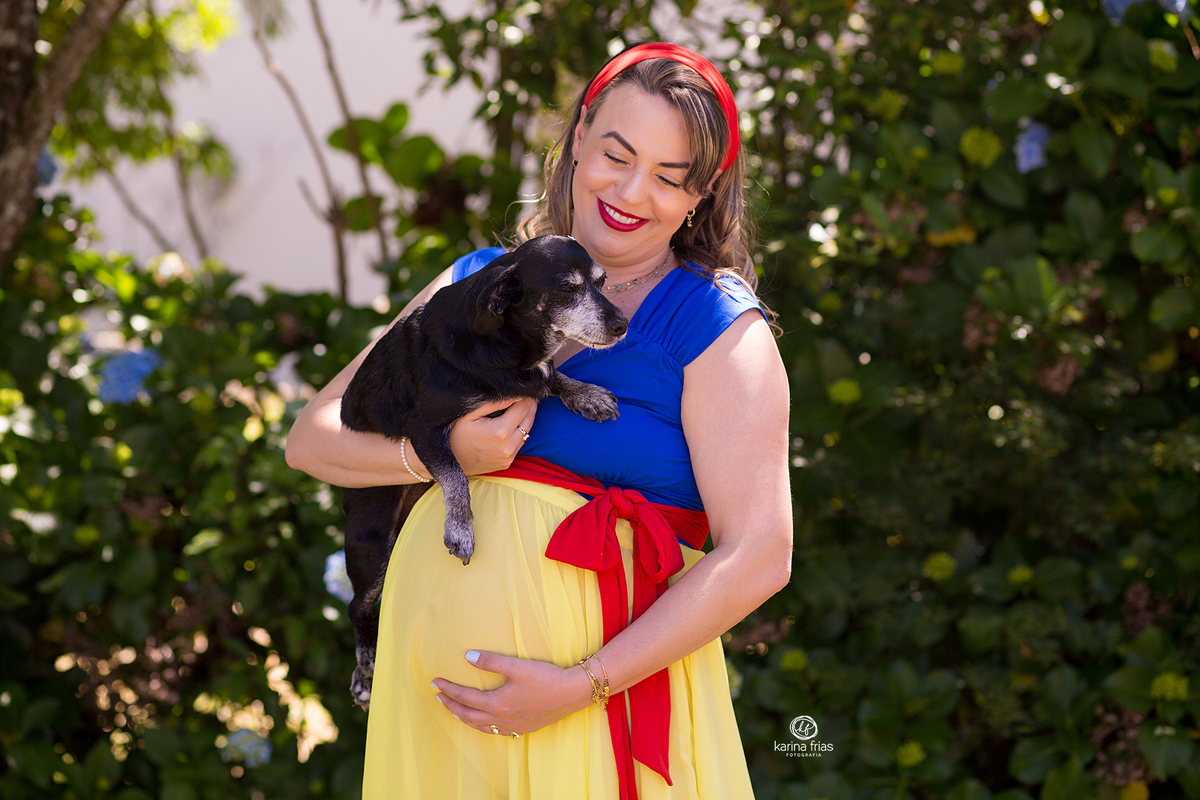 a cachorrinha esta no colo da gestante no book externo