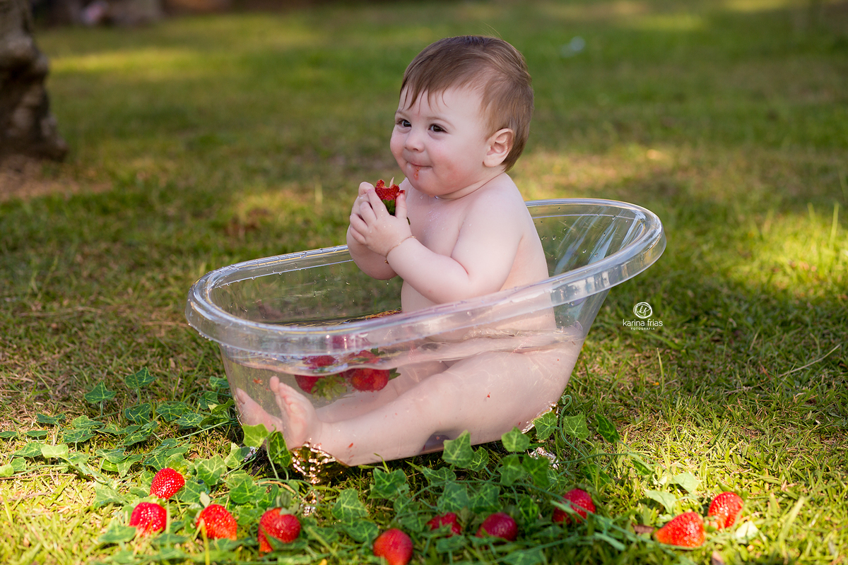 o bebe esta na banheira para as fotos de acompanhamento mensal