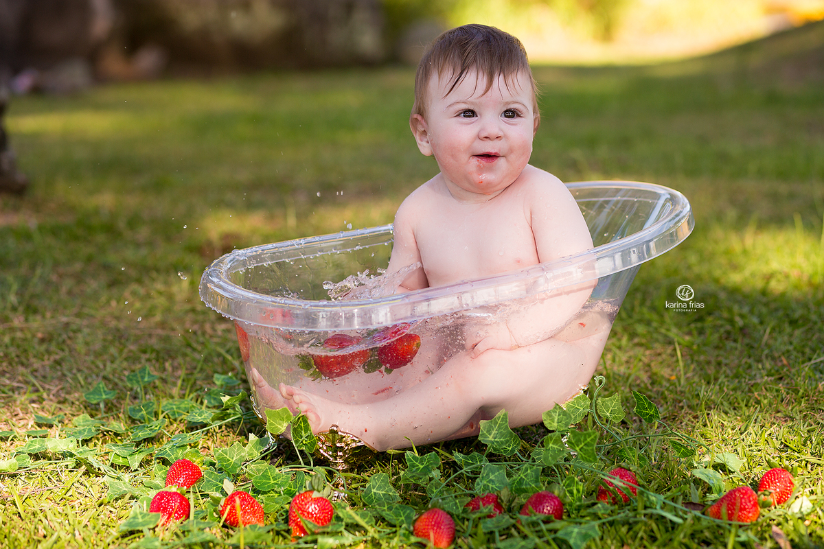 o menino se diverte na banheira