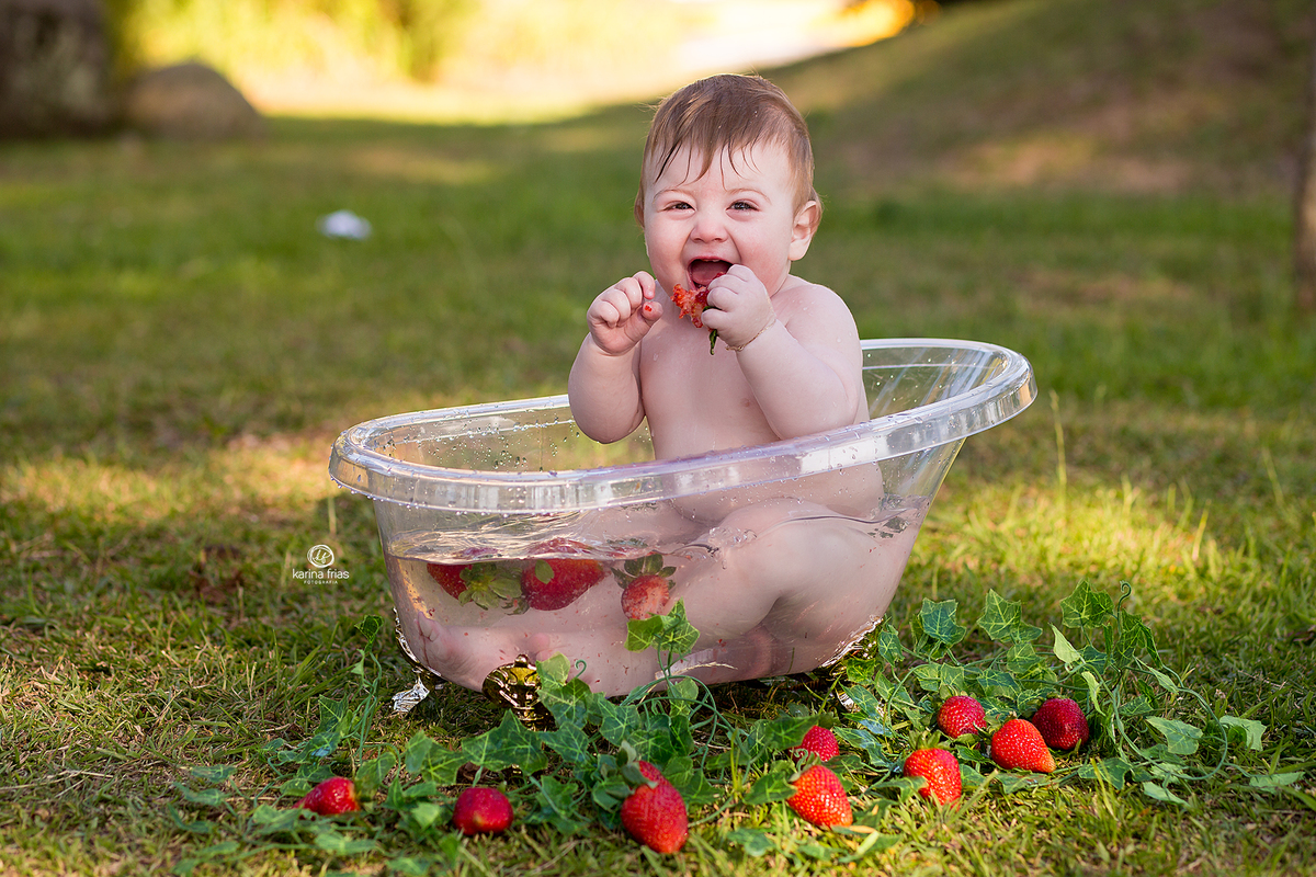 o menino sorri para a fotografa de bebes de caxias do sul, karina frias