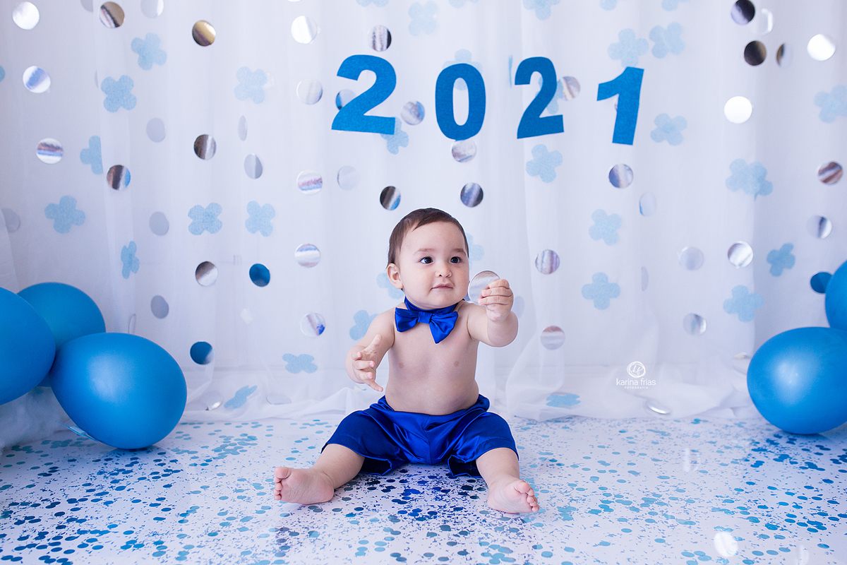 o menino posa para a fotografa de bebes de caxias do sul, karina frias