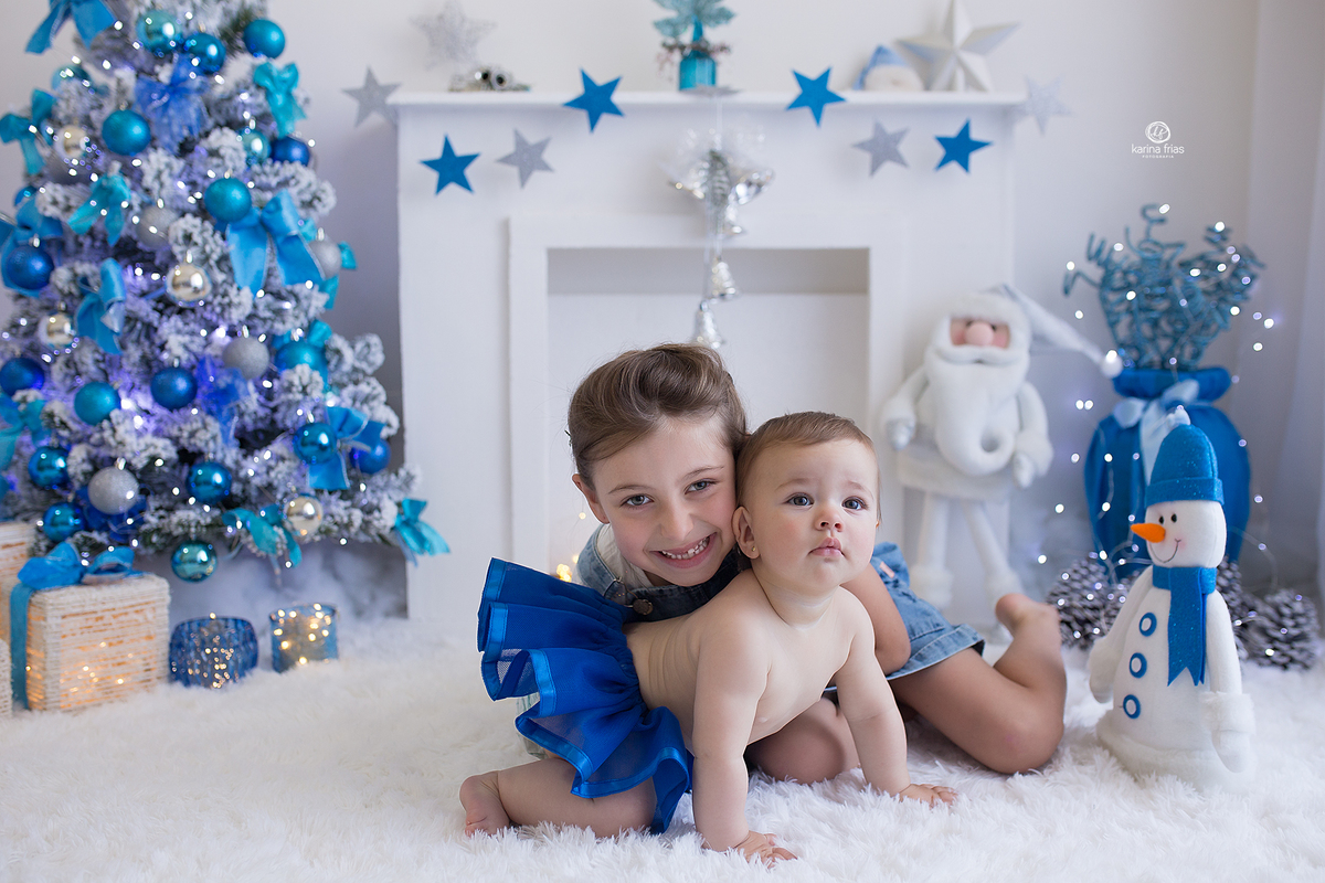 as crianças brincam durante sessão de fotos de natal