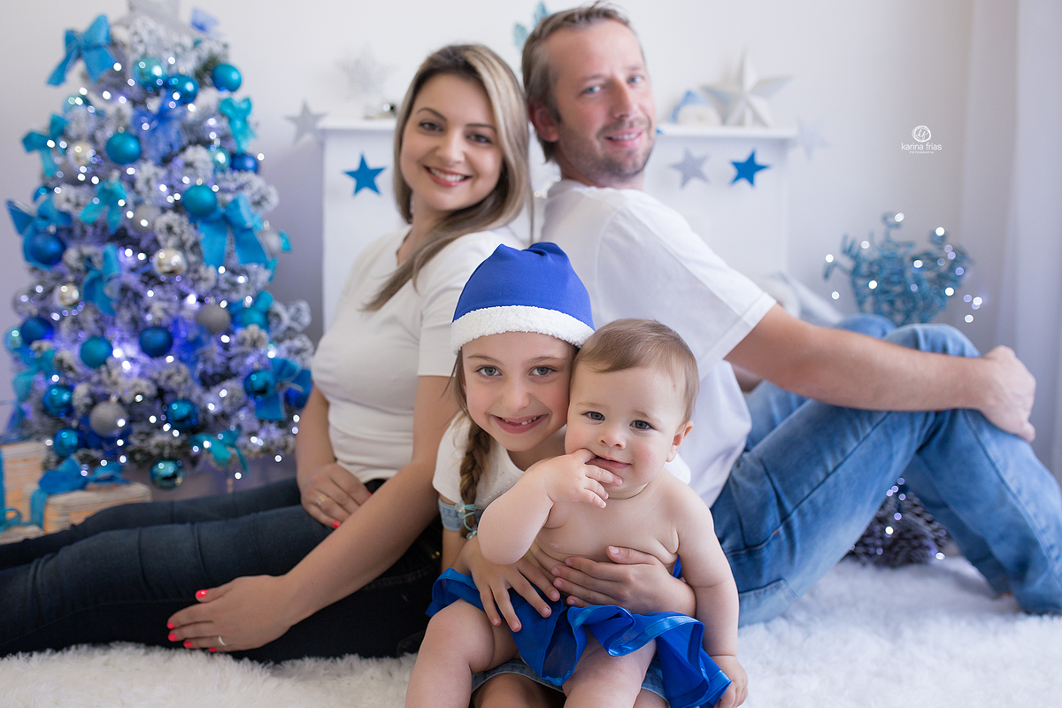 as filhas ficam na frente do casal durante sessão de fotos