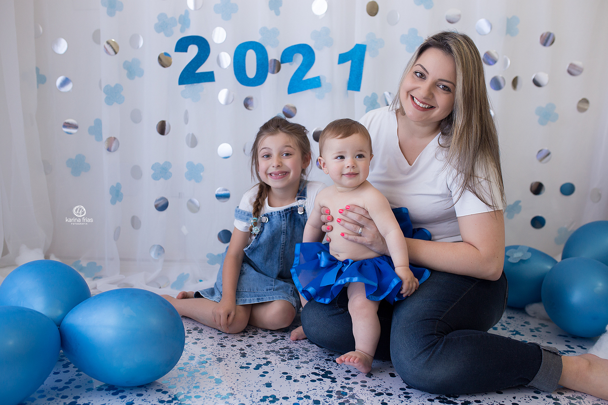 a mae posa para as fotos junto de suas filhas