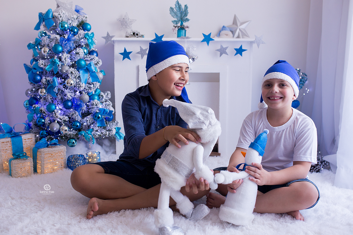 os meninos brincam durante sessão de natal