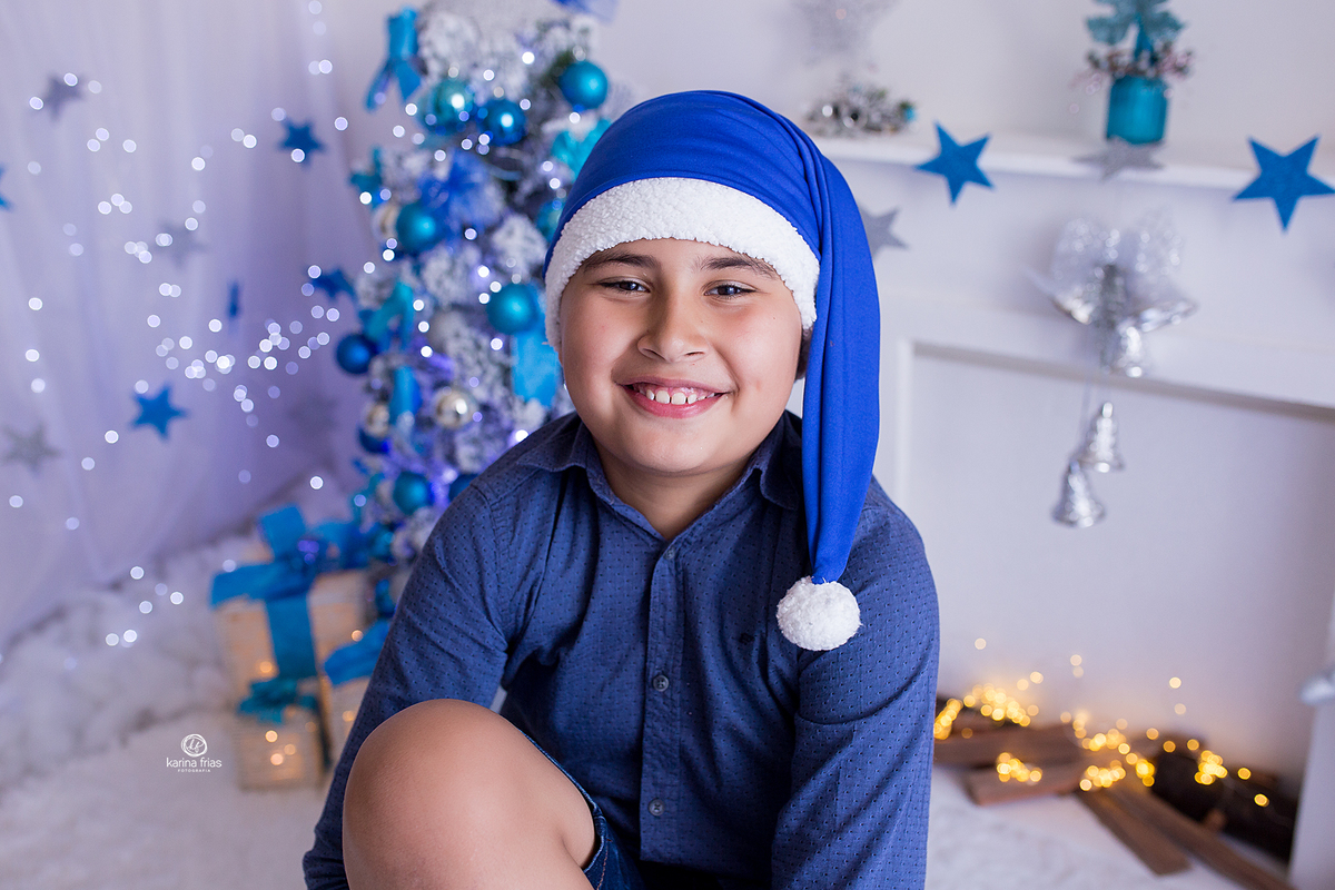 o menino sorri para a camera