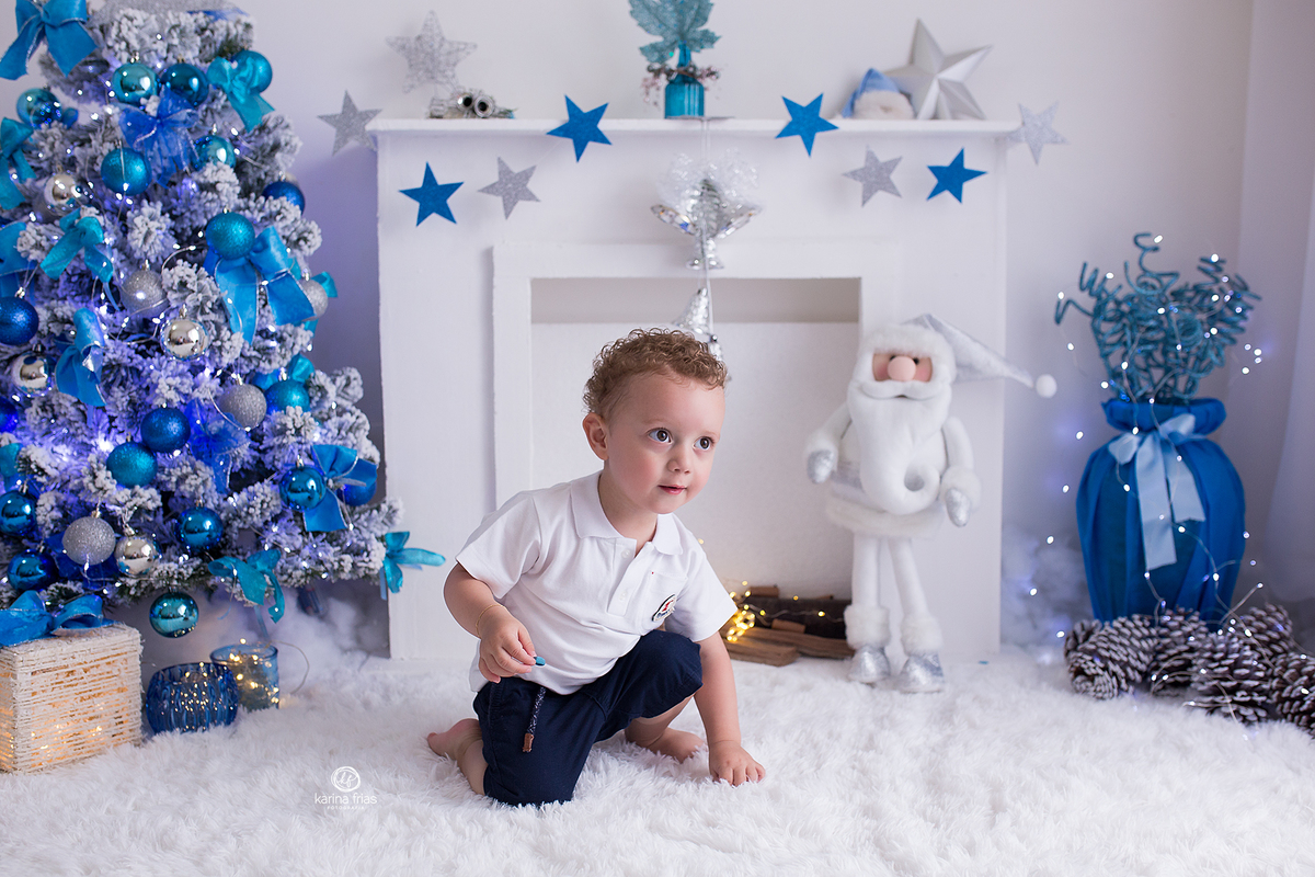 o menino olha para a fotografa de bebes de caxias do sul, karina frias