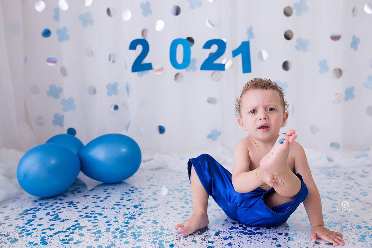 no ensaio de ano novo o bebe reclama de sujeiras no pe