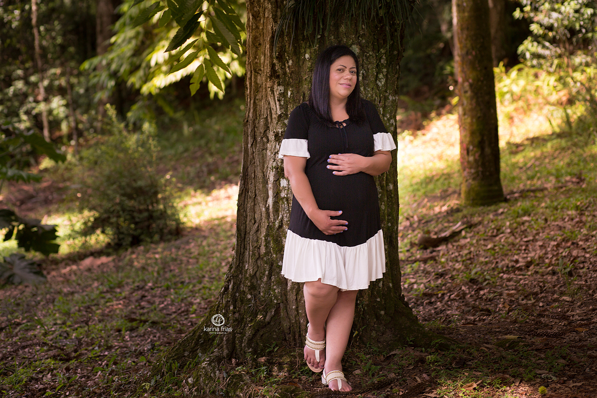 A gestante olha para a fotografa de caxias do sul, karina frias
