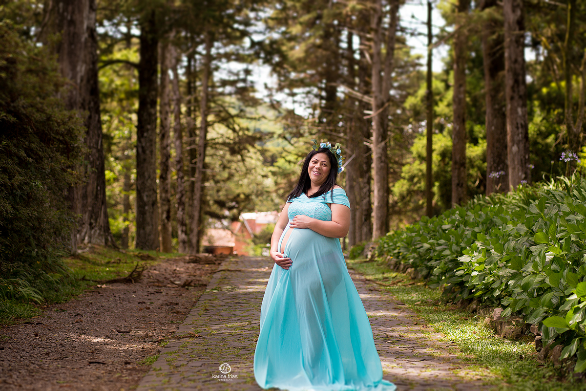 no ensaio de gestante a modelo sorri