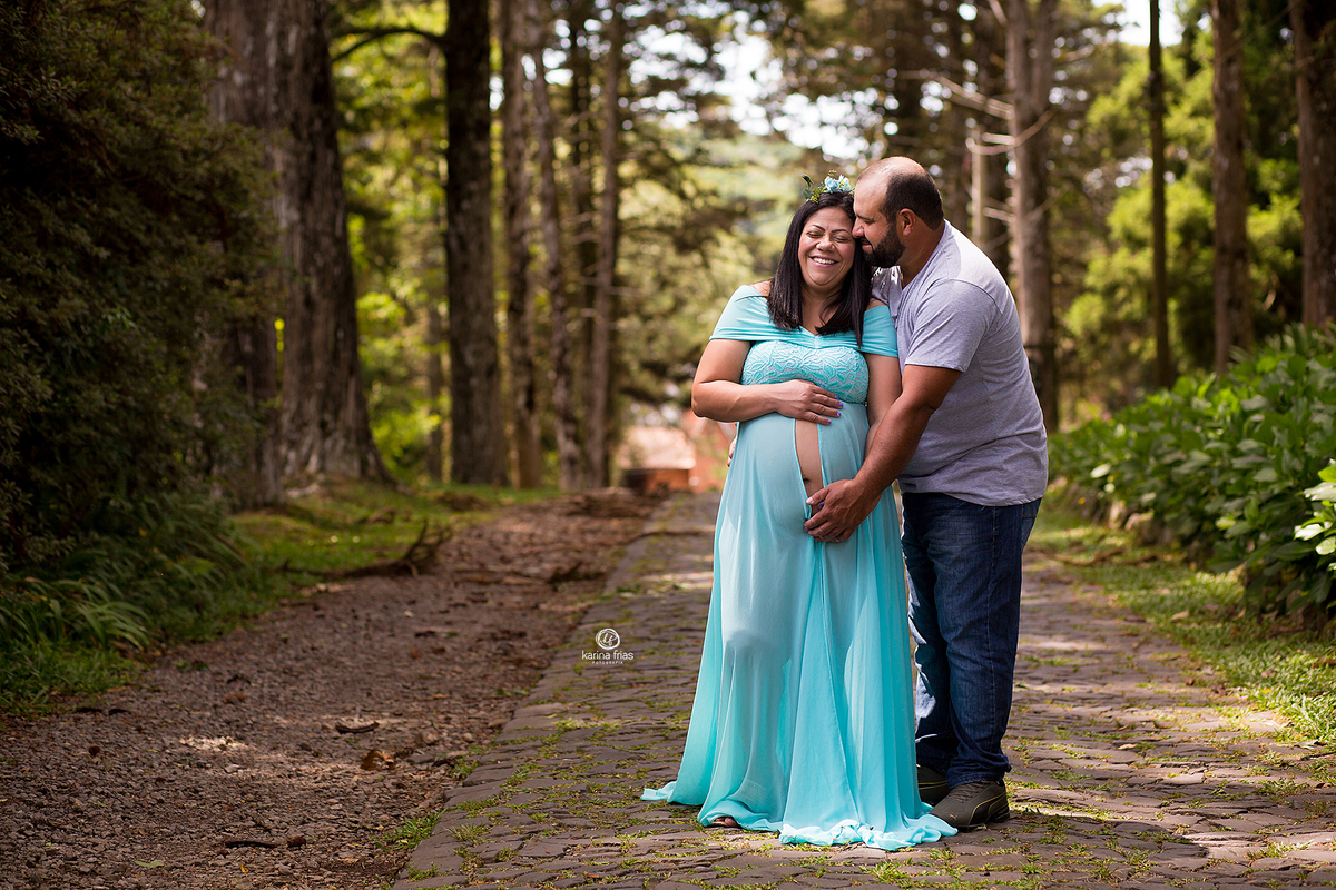 os pais se abraçam no ensaio externo de gestante em caxias do sul-rs