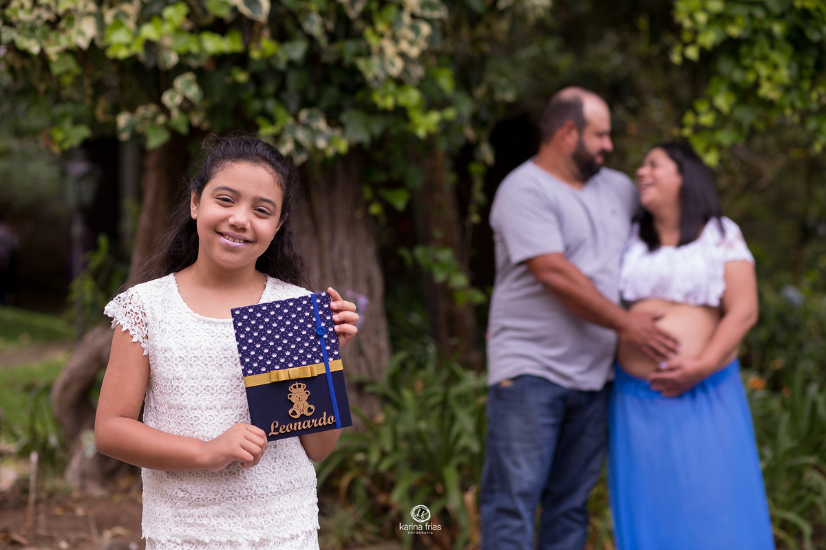 a irma mais velha mostra o nome do bebe